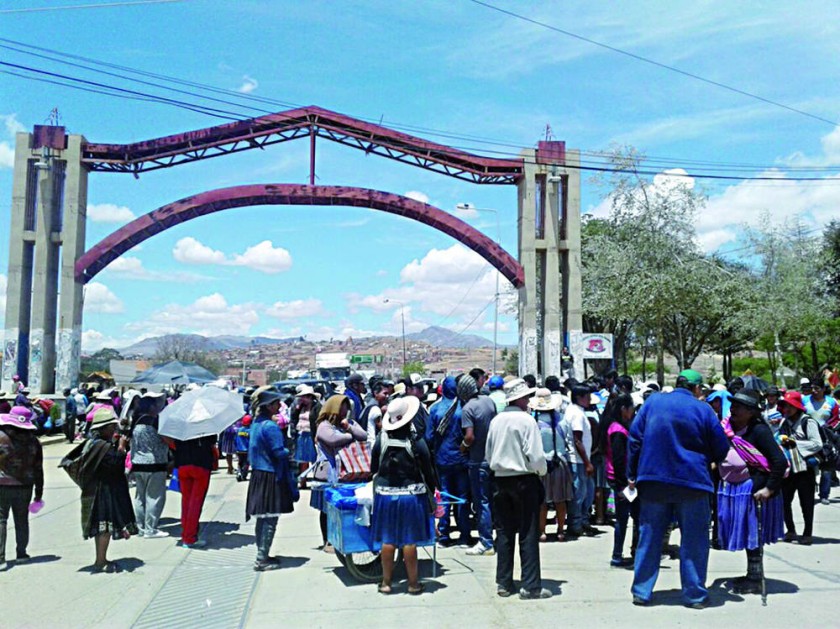 PROTESTA. Padres y alumnos en el bloqueo.