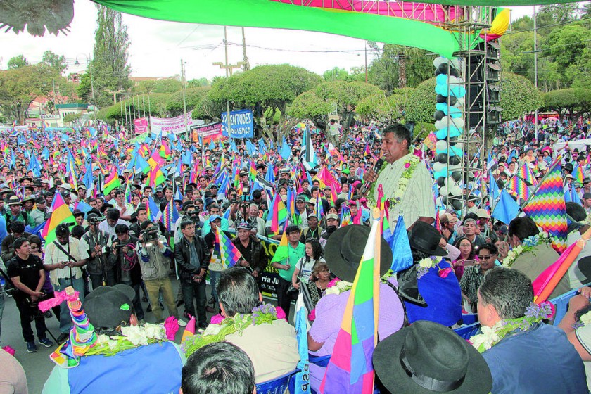 MANIFESTACIÓN. La multitud de militantes del oficialismo se concentró en la plaza Aniceto Arce, donde después de la...