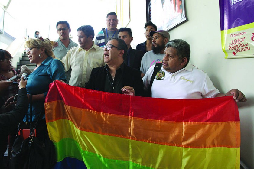 RECHAZO. Transexuales y transgénero protestan en la Sede de Gobierno.