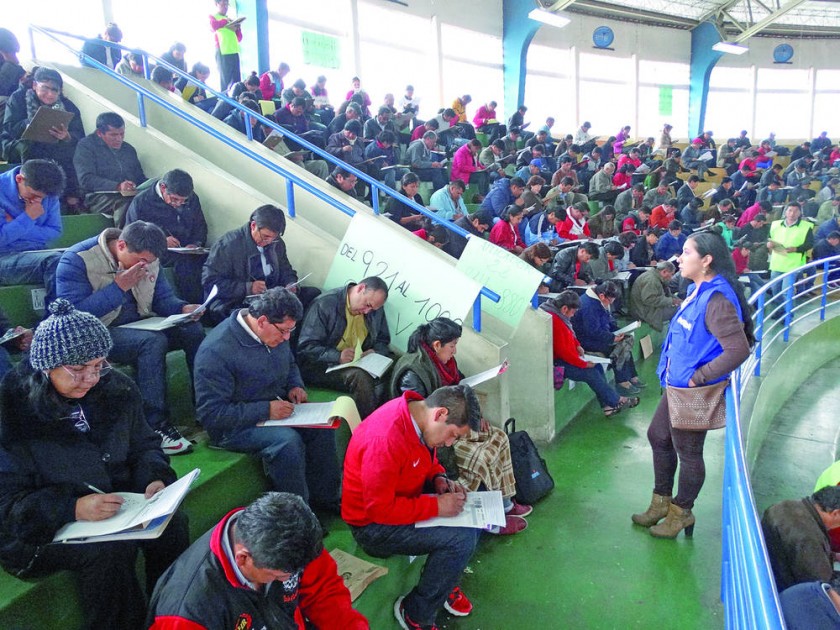 EXAMEN. Los maestros rindieron la prueba en diferentes horarios, de acuerdo con los cargos a los que postulan.