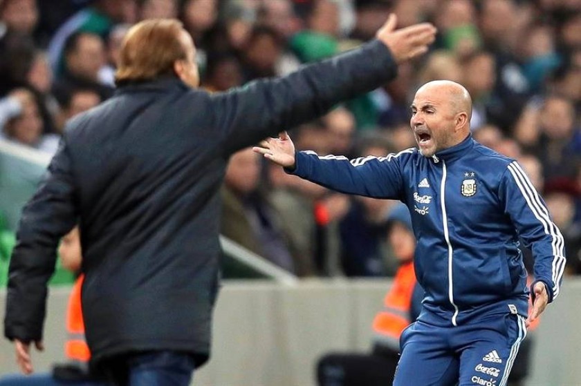El DT argentino Jorge Sampaoli (d) reacciona junto a su homólogo nigeriano Gernot Rohr (i), durante el amistoso. EFE