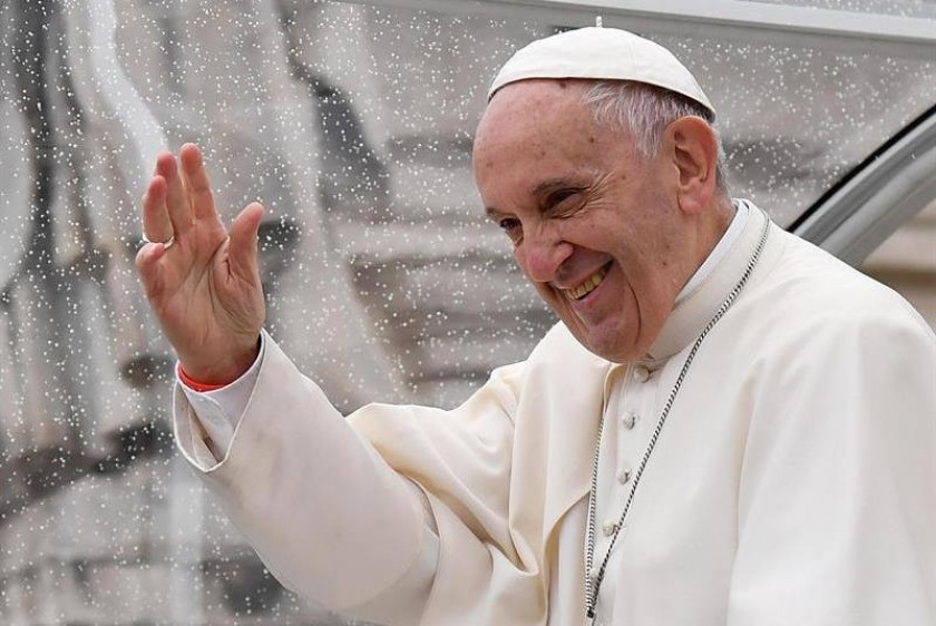 El papa Francisco se despide tras la audiencia general de los miércoles en la plaza de San Pedro en el Vaticano hoy. EFE