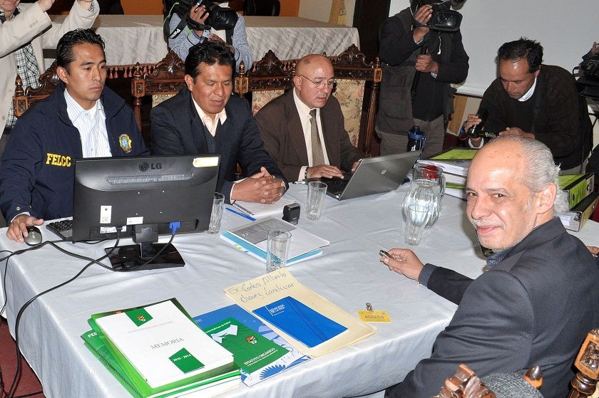Carlos Chavez (d) cuando realizaba su primera declaración en la Fiscalia antes de ser aprehendido. Foto: Archivo