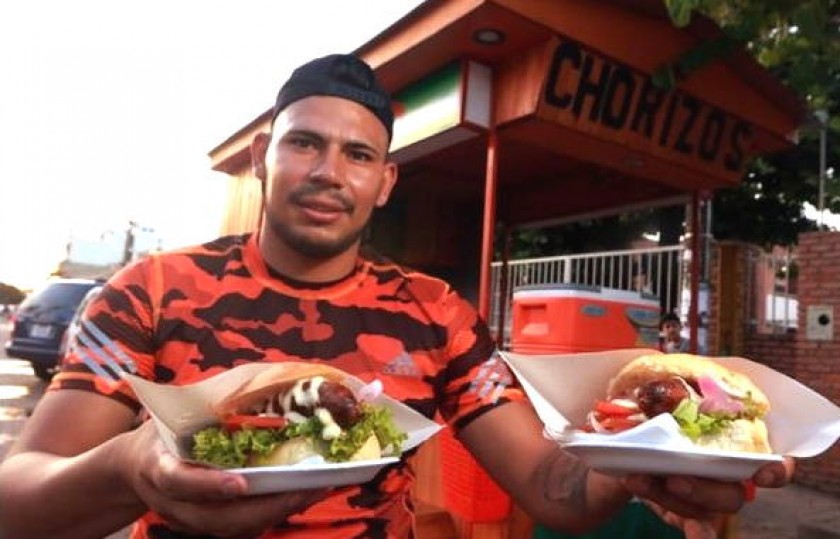 Paulo Castro se dedica a otras actividades, como vender chorizos chuquisaqueños en Santa Cruz. El Deber