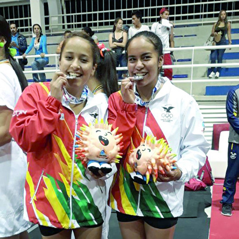 Las bolivianas Daniela Zacari (i) y Mariana Espejo posan junto con sus medallas de plata logradas en la competencia...