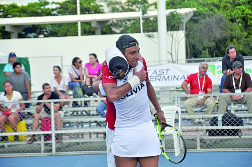 La dupla boliviana de Boris Arias y Noelia Zeballos logró ayer la medalla de plata en el torneo mixto de tenis de los...
