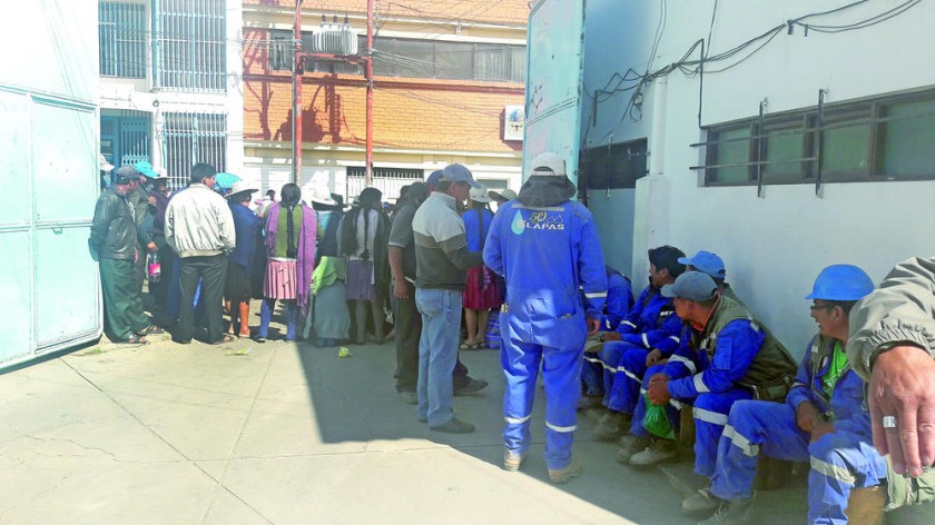 PROTESTA. Los vecinos de Lajastambo tomaron pacíficamente las instalaciones de ELAPAS exigiendo agua.