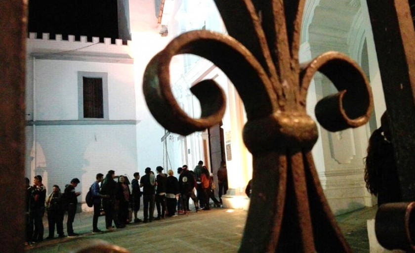 Una vista de la fila en la Iglesia San Francisco, donde hay criptas y osarios. Foto: José Luis Rodríguez