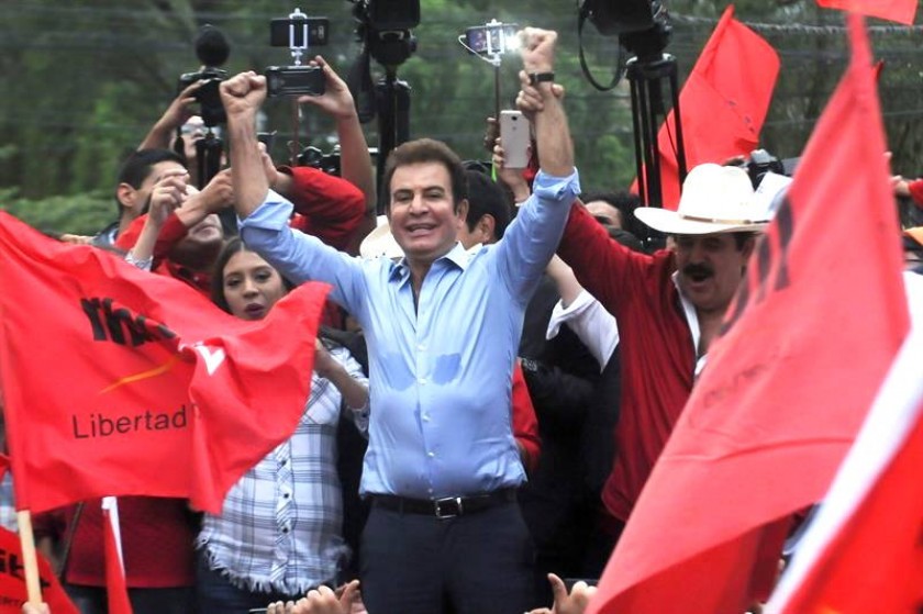 El candidato de la Alianza de Oposición contra la Dictadura, Salvador Nasralla (c) saluda a seguidores ayer, lunes. EFE
