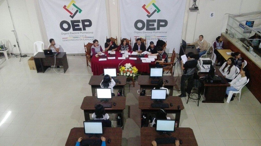 La sala plena del TED Chuquisaca continúa con la verificación de las actas. Foto: José Luis Rodríguez