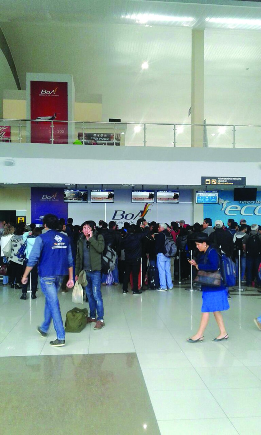 ALCANTARÍ. La cancelación de cuatro vuelos de la aerolínea Boliviana de Aviación provocó la molestia de los pasajeros.