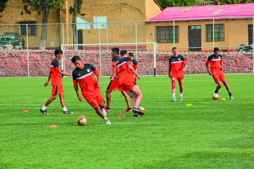 El equipo estudiantil retornó a los entrenamientos ayer, en la cancha de césped sintético de El Tejar.