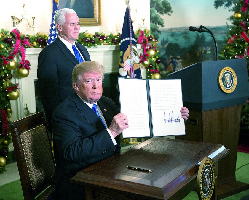DESASTRE. Donald Trump muestra el decreto que firmó en el que ordena trasladar la embajada de EEUU de Tel Aviv a...