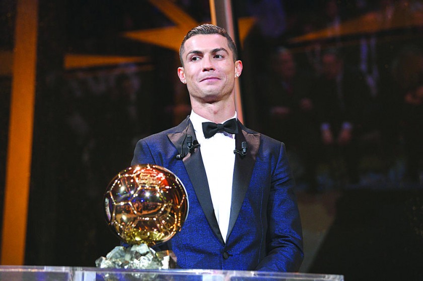 Cristiano Ronaldo fue elegido como el mejor futbolista de la temporada 2017 y recibió el galardón ayer, en la Torre...