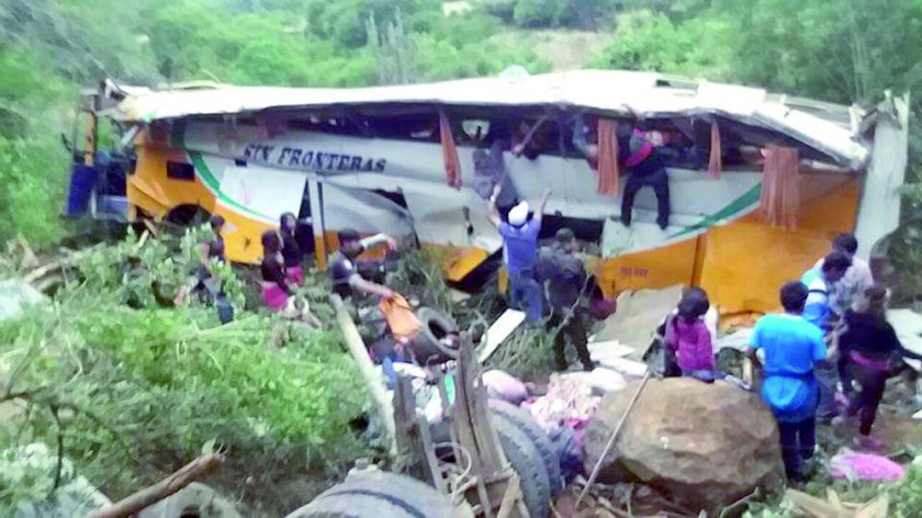 ACCIDENTE. El bus se salió en una curva y se embarrancó unos 200 metros de profundidad con 35 pasajeros que iban de...