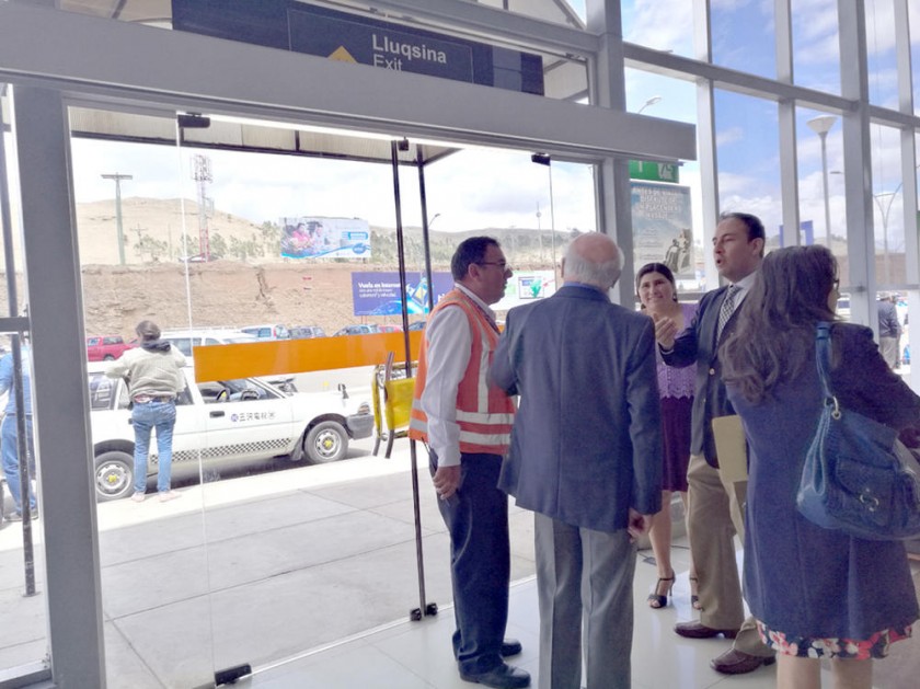 VISITA. El director ejecutivo de AASANA, Mauricio Arévalo (c), muestra uno de los lugares donde serán instaladas puertas