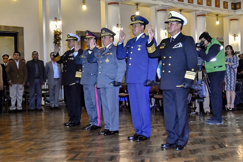RELEVO. El Presidente posesionó a los nuevos jefes militares de las Fuerzas Armadas en un acto realizado en Palacio...