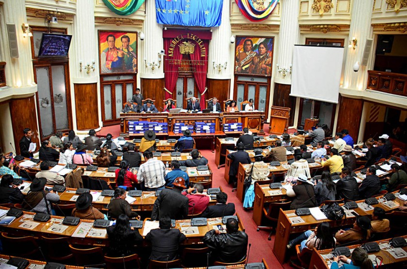 SESIÓN. Asambleístas en el hemiciclo aprobaron el informe conclusivo de la Comisión.