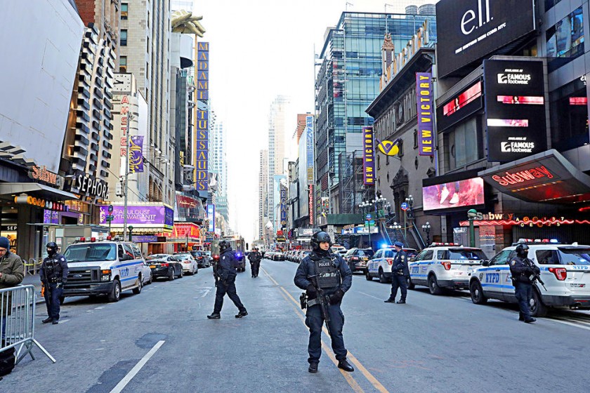 CONTROL. Policías resguardan las inmediaciones de la Terminal de Autobuses en Manhattan.