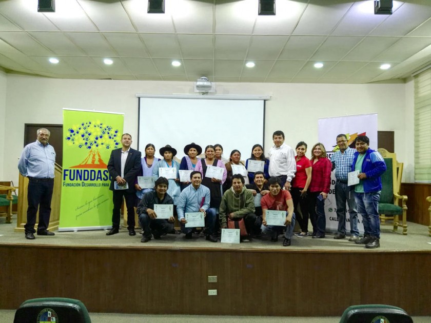 Productores lecheros junto con los capacitadores. capitales