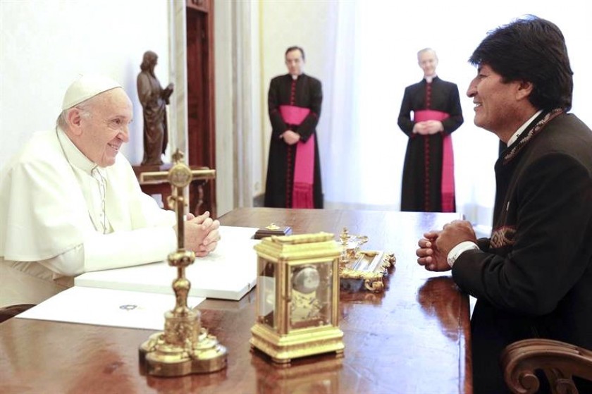 El papa Francisco (i), se reúne con el presidente Evo Morales (i), durante una audiencia en el Vaticanio. EFE