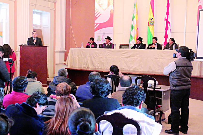 DEBATE. Uno de los encuentros que organizó la Gobernación sobre el pacto fiscal en Sucre, para recoger propuestas.