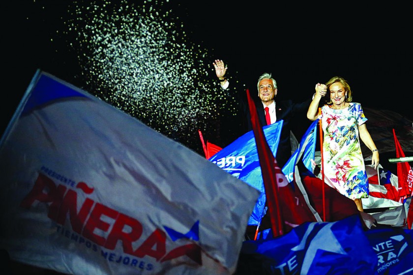 TRIUNFO. El presidente electo de la coalición Chile Vamos, Sebastián Piñera (i), acompañado por su esposa Cecilia...