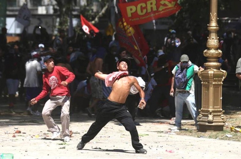 Manifestantes se enfrentan a integrantes de la Policía Federal Argentina hoy, lunes, en Buenos Aires. EFE