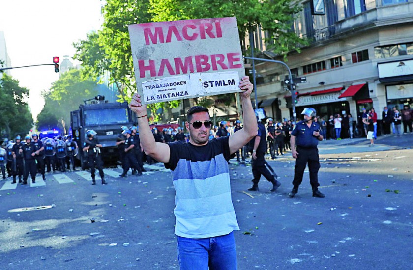VIOLENCIA. Manifestantes contra las reformas del Gobierno protestan cerca del Congreso en la Capital Argentina.