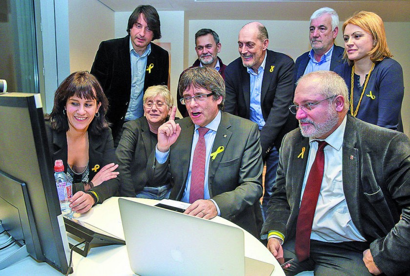SEGUIMIENTO. El ex presidente catalán, Carles Puigdemont (c), sigue los resultados de las elecciones regionales...