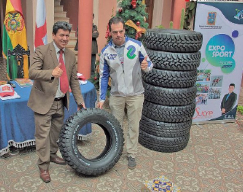 Luciano Pérez recibió 12 llantas para su participación en el Dakar ayer, en un acto celebrado en la Alcaldía.
