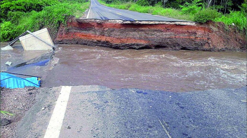 DESASTRES. El agua se llevó unos diez metros de la carretera entre Santa Cruz y Trinidad; la ABC anunció el corte de...