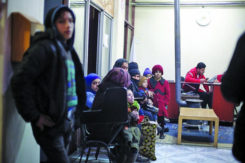 DRAMA. Mujerss y niños enfermos esperan turno para poder ser evacuados en una operación humanitaria de Guta Oriental...