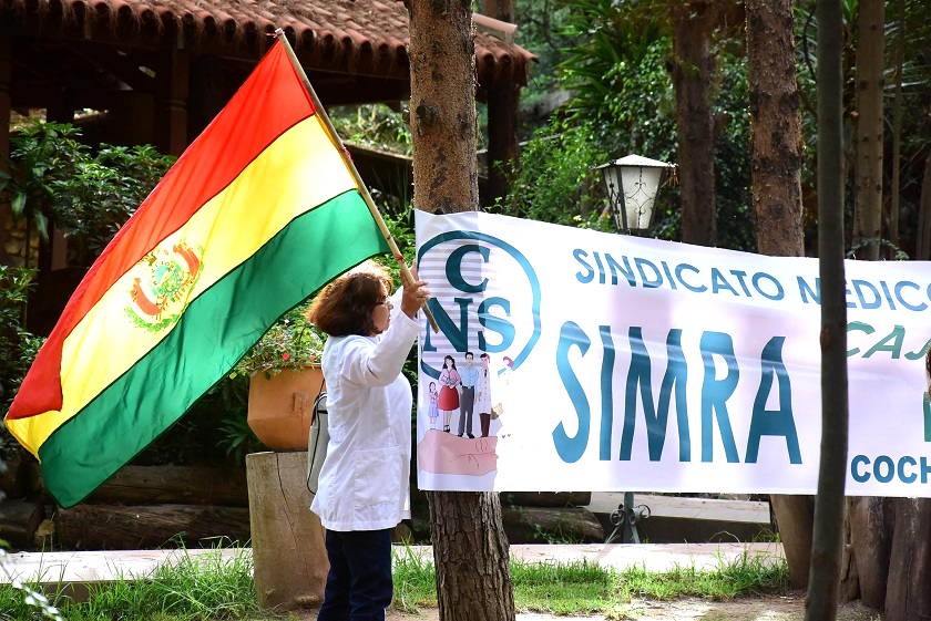 Hubo vigilia en Cochabamba mientras los representantes de los médicos y el Gobierno se reunieron. APG