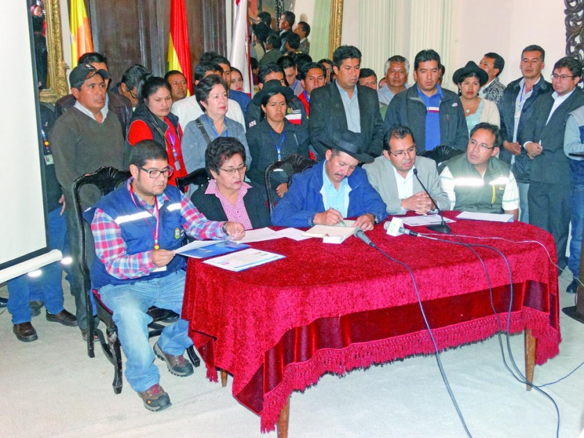 EQUIPO. El gobernador Esteban Urquizu y los miembros de su gabinete, en una conferencia de prensa reciente.