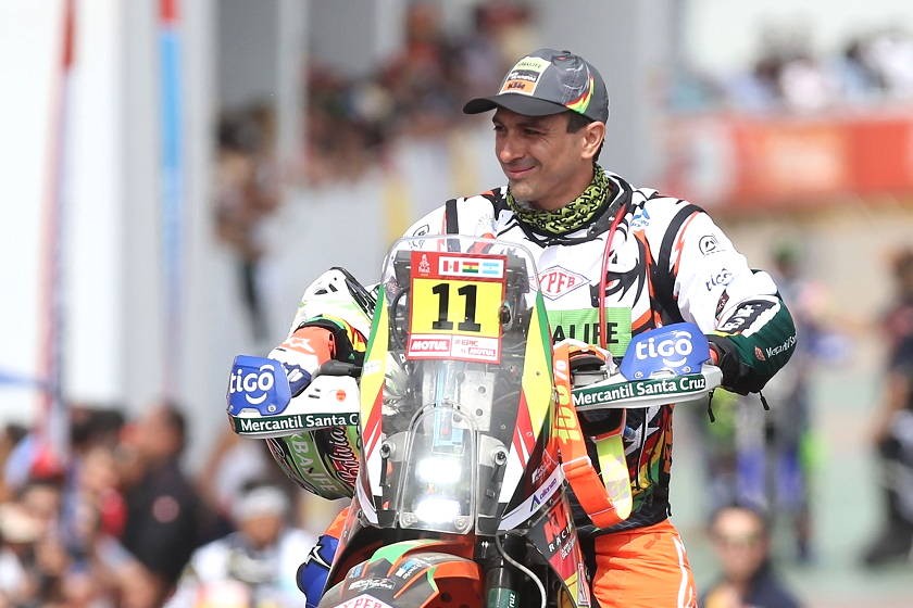 El piloto boliviano de moto lineal Juan Carlos Salvatierra se prepara para comenzar el Rally Dakar hoy, sábado. EFE