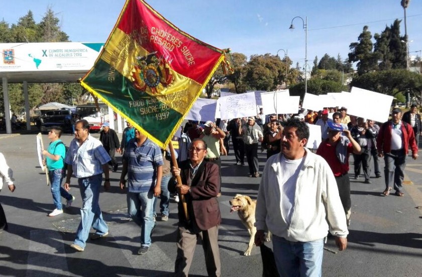 Los transportistas del sector pesado deciden ir al paro con bloqueos desde mañana, lunes. Foto: Archivo