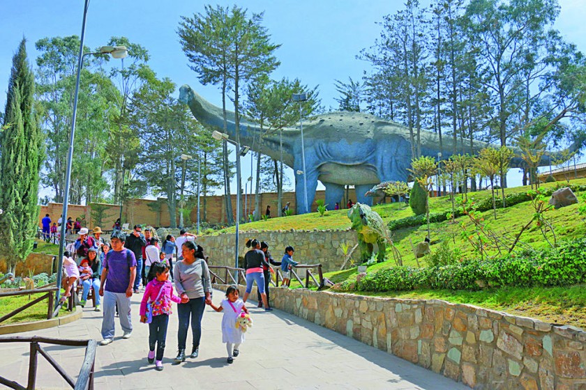 VISITAS. La mayor parte del público del Parque Cretácico tiene nacionalidad boliviana, representando el 90% de los...