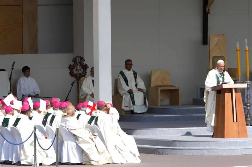 El papa Francisco (d) se dirige a los fieles hoy, martes 16 de enero de 2018, durante una ceremonia multitudinaria. EFE