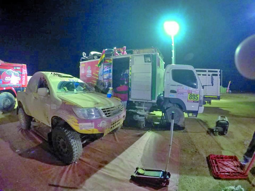 El corredor de Villa Serrano en uno de los vivac de la competencia; ayer abandonó, dejando al Dakar sin pilotos...