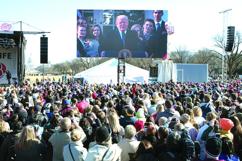 MANIFESTACIÓN. Personas que participaron de la "Marcha por la Vida" siguen al presidente Donald Trump a través de una...
