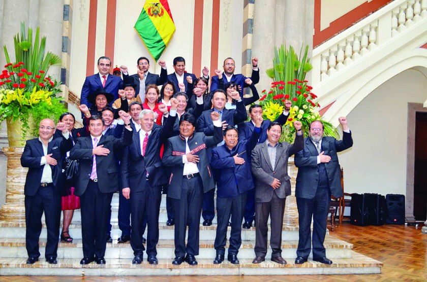 GABINETE. El presidente Evo Morales y sus ministros, algunos siguen en funciones y otros se alejaron para ocupar...