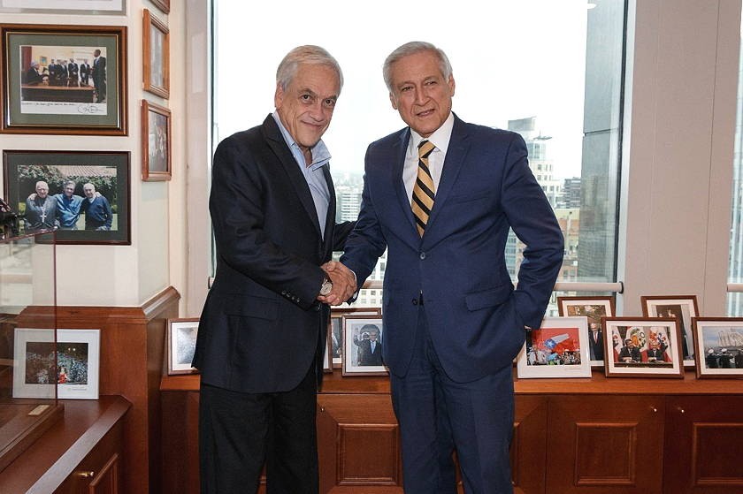 Sebastian Piñera (i) y Heraldo Muñoz durante una última reunión, en la que trataron el tema de los alegatos orales. EFE