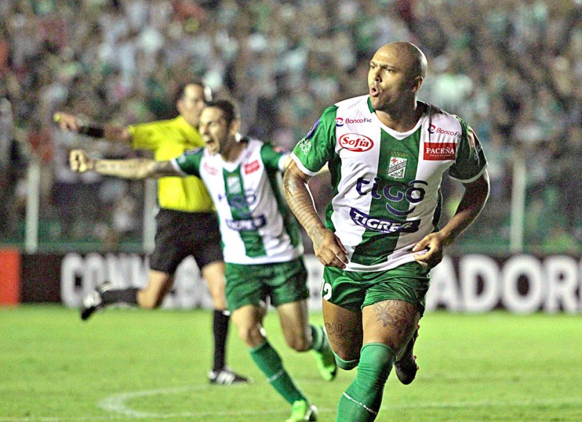 El uruguayo Maximiliano Freitas anotó el segundo gol para el cuadro refinero anoche, sobre la “U” de Perú.