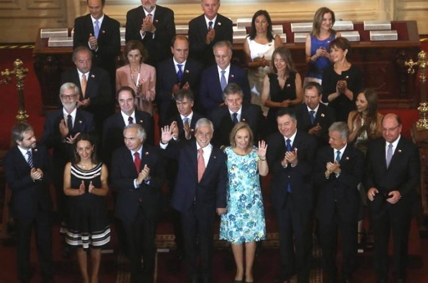 Sebastián Piñera posa junto a su futuro gabinete de ministros que trabajará desde el 11 de marzo. Foto: La Tercera