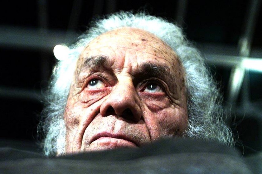 Fotografía de archivo fechada el 8 de agosto de 2001 del escritor chileno Nicanor Parra mientras posa en su casa. EFE