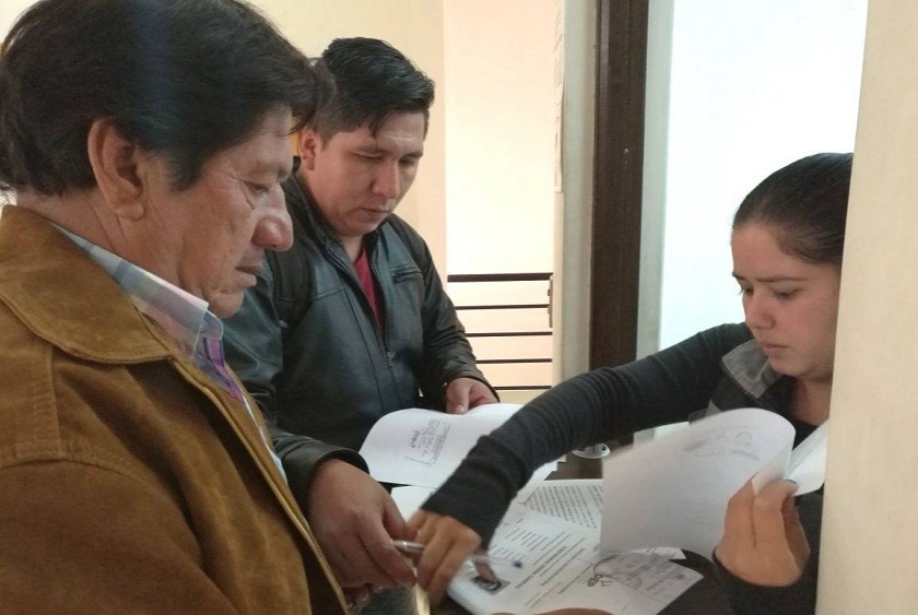 Los solicitantes de los libros para iniciar proceso revocatorio para Ronald Aramayo. Foto: CORREO DEL SUR