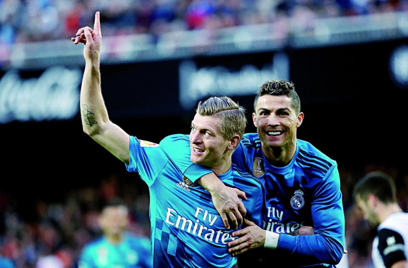El alemán Tony Kroos (i) anotó el último gol del triunfo para el Real Madrid ayer, sobre el Valencia.