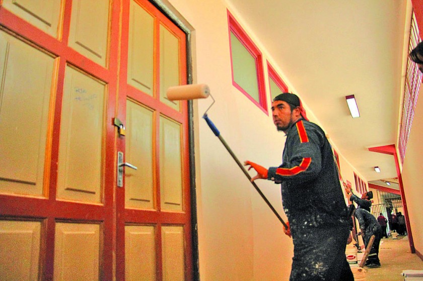 Los trabajos de mantenimiento comenzaron ayer, con el pintado de los pasillos, las barandas de ingreso al escenario y la