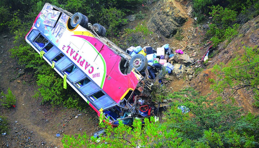 Un accidente de bus deja saldo de una joven muerta